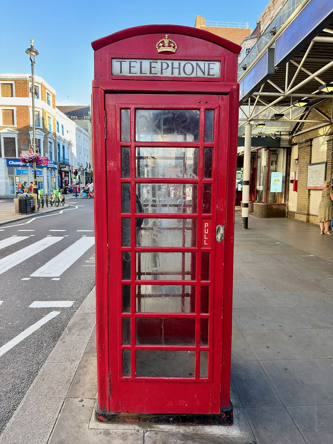 A classic British red K6 telephone box
